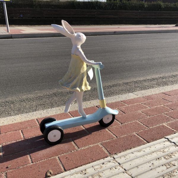 Hasen Mädchen auf Roller