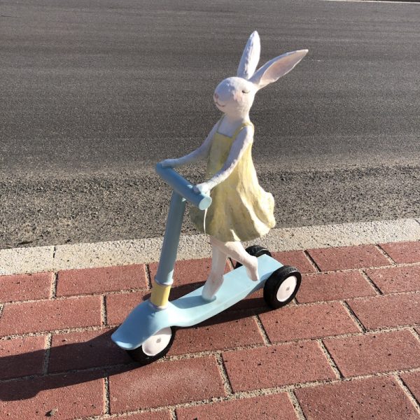 Hasen Mädchen auf Roller