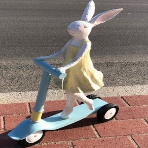 Hasen Mädchen auf Roller