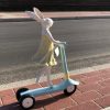 Hasen Mädchen auf Roller
